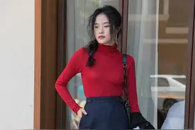 秋季半高领打底衫的搭配，保暖时尚两不误，叠穿增加层次感图片