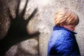 被“成人”面具所包裹的禽兽，正在一步步伤害未成年少女图片