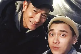 33岁李易峰遇上刘德华，相差26岁年龄差别大，果然配饰很重要图片