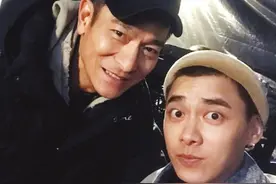 33岁李易峰遇上刘德华，相差26岁年龄差别大，果然配饰很重要图片