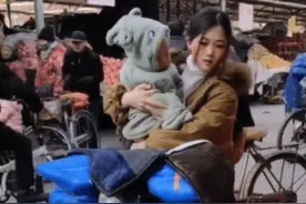 女子本弱，为母则刚，宝妈一手骑车一手抱娃，仿佛看到以前的自己图片