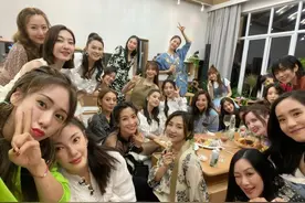 姐姐们的私服比撕逼还好看！香奈儿古着，2万8耳坠，一条裙子30万图片