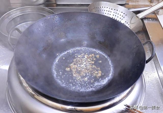 “蛋炒饭”家常做法，这几个技巧很关键，米饭金黄松散，粒粒分明