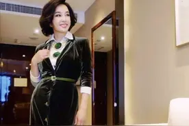 68岁刘晓庆不惧年龄，高开叉裙露出白皙大长腿，超大翡翠豪气十足图片