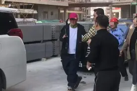 赵本山带陈宝国看房，63岁走路蹒跚太显老！被曝包下俩铺子开店图片