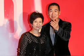 邓婕原装脸真抗老！穿短款的网眼外套，不显土反倒前卫又高级图片