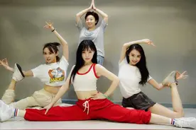 李小璐不参加女团浪费了，穿背心+运动裤拍照C稳站位，身材窈窕图片
