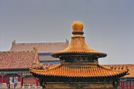 讷亲，被弘昼打了一顿的乾隆宠臣，是因为什么被乾隆判了死罪？图片
