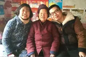 文盲母亲为鼓励学渣儿子，在20年前约定：你若上清华我便当作家图片