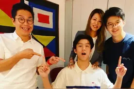离婚一星期，林晓峰展灿烂笑容，与前妻康子妮合照分开三个身位图片