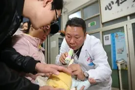 熊孩子误食耳机，医生表示让它自行出来，孩子：我怕胃里放音乐图片