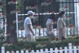 独家：张嘉译夫妇带女儿吃饭 为妻女当司机超开心图片