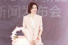 58岁关之琳穿粉西装扮嫩，法令纹挂不住，合影被女网红“艳压”图片