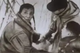 1958年，日本北海道一猎户发现“长毛野人”，刘少奇欢迎野人回家图片