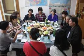 人过六十，无论和谁，都是要渐行渐远的图片