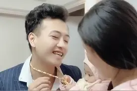 舅舅探亲要走，宝宝紧抓“大金链子”不放，网友笑翻：下手有点黑图片
