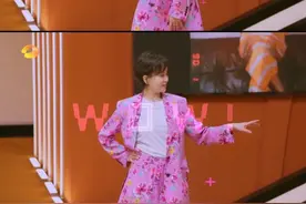 55岁的宋妍霏妈妈惊艳全网，玩手机都嫌累的婚姻生活被宠成小姑娘图片