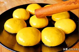 筋饼这样做还是第一次，和面不用水，一锅能出10张饼，简单又好吃图片