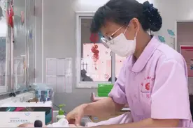 倘若孩子迟迟不会走路，落后同龄人一大截，尽早带孩子看医生吧图片