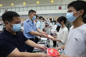 宜宾市：一曼女子民兵分队进校园，主题宣讲厚植爱国情怀图片