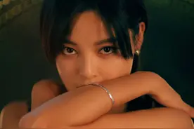 辛芷蕾抹胸吊带女人味浓，滑嫩肌肤搭配珠光宝气图片