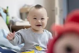 猜猜我是弟弟还是妹妹？宝贝日常萌照，呆萌可爱的治愈系笑容图片