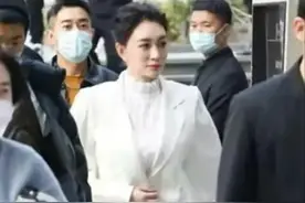 44李小冉遇中年危机 肩宽体胖显富态 白西装配凉鞋很独特图片