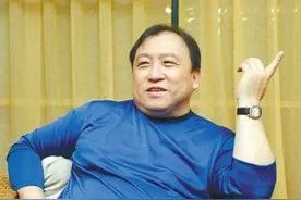 “烂片导演”王晶，拥有无数个“晶女郎”，但结发妻子从未改变图片