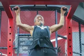 又一老年“彭于晏”爆红健身圈，你大爷还是你大爷图片