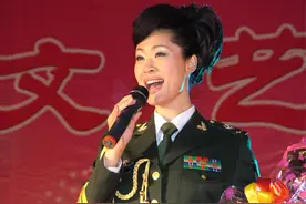 54岁正师级于文华，与富豪离婚嫁“丑男”，现靠网络pk捞金图片
