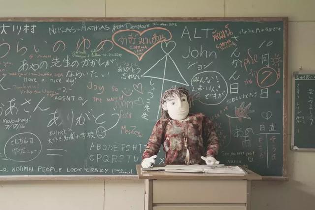 日本有个恐怖村庄,奶奶按照逝者原型做了300个人形,日夜陪自己