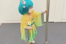 地铁站里的小可爱COS蔡文姬，骗你生女儿图片