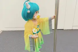 地铁站里的小可爱COS蔡文姬，骗你生女儿图片