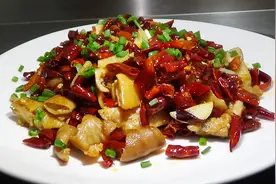 大厨教你干煸肥肠的正确做法，香辣过瘾下酒又下饭，吃一口满嘴香视频封面