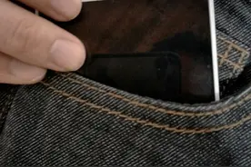 还在口袋里装手机吗？多亏手机维修师傅的提醒，学会赶紧试试吧图片