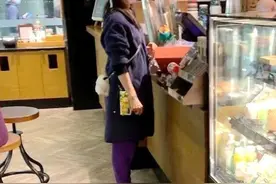 刘诗诗与吴奇隆带娃被偶遇？穿着朴素好臃肿，吴奇隆抱娃乖巧等待图片
