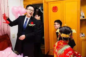 迎亲时被女方亲戚堵门要三千红包，新郎反击：再不让开我就不娶了图片