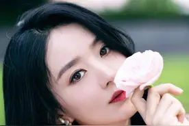 赵丽颖细长耳链迷人耐看，锁链可盐可甜，首饰这样搭少女感十足图片