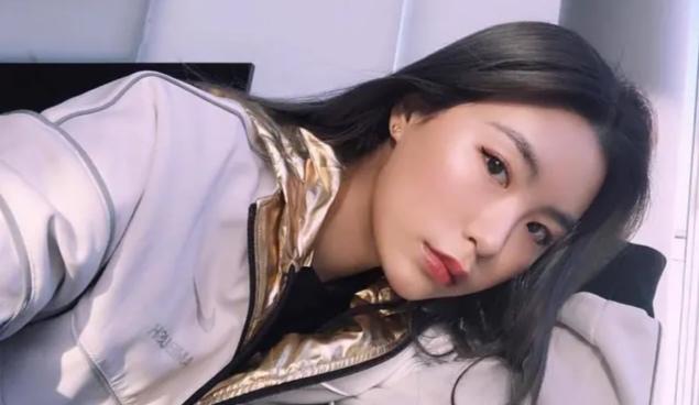 高以翔女友的个人资料照片,高以翔女友苏湘涵外出骑马晒近照,疑似走出