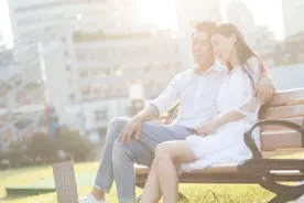 心理学：不动声色地吸引一个男人，是有步骤的图片