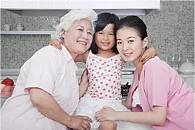 婆媳关系看似很难相处，孩子该由谁带也会影响婆媳关系图片