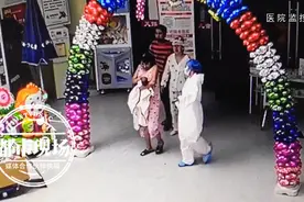 婴儿呛奶窒息，护士嘴对嘴咽下呕吐物图片