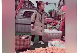 女儿帮爸爸卖果，个子瘦小却卖得很认真，网友：懂事的孩子真好图片