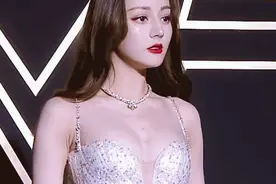 女明星出该活动前全身涂粉？欧阳娜娜给出视频实锤图片