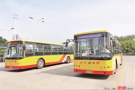 退出舞台！厦门常规公交最后两辆国三排放柴油车到报废年限图片
