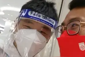 国足回国，唯一球迷还滞留阿联酋，磊子：母亲说以后永远不理我了图片