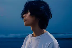 因患自闭症被人嘲笑怪物，如今凭一首死亡之歌成6亿人偶像图片