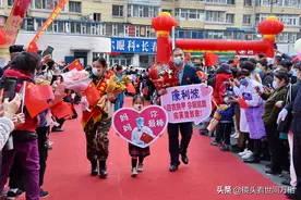 “回家的感觉真好！”长春抗疫英雄回家   感动瞬间令人泪目图片