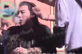 刘宇宁片场抽烟人设崩塌！吞云吐雾抖腿享受，曾自曝为唱歌戒烟图片