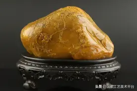 69岁村民到深山挖笋，一锄头下去挖出一石头，自此成为亿万富翁图片